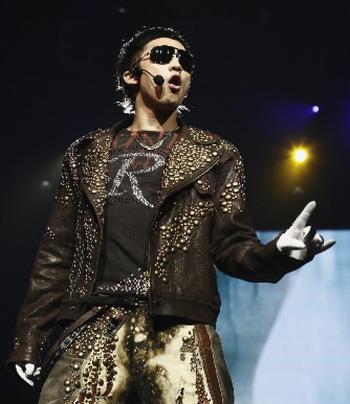 공연연기…비 해외팬 “ ‘Rain’ 이름 꼭 지키세요”