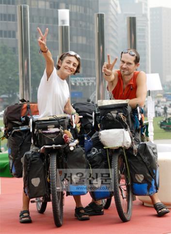 [인터뷰] 자전거로 세계일주하는 외국인 부부