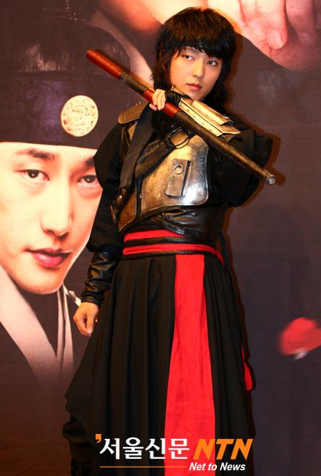 [NOW포토] 이준기 “한 카리스마 하죠?”