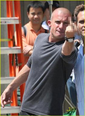 프리즌브레이크 링컨, ‘손가락 욕’ 구설수