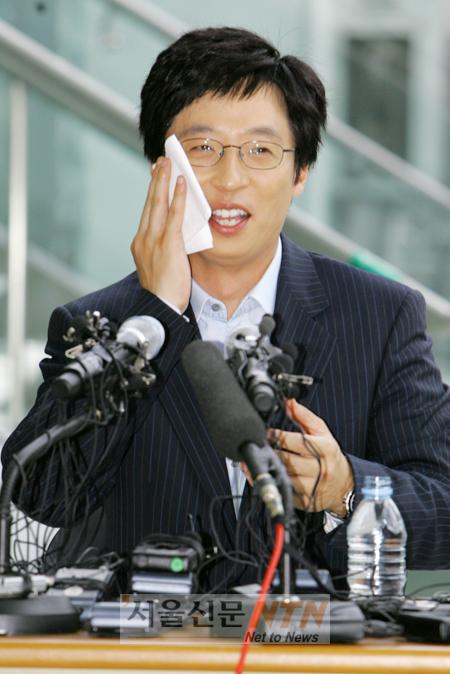 [NOW포토]유재석 “기자회견 땀나네요”