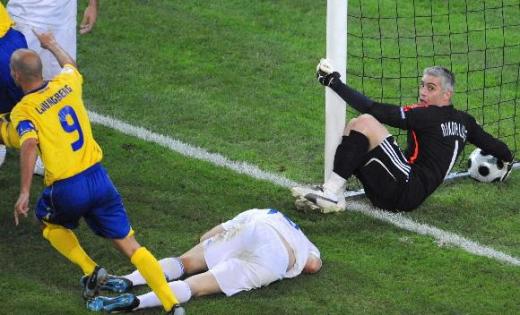 스웨덴, 지난 대회 챔피언 그리스 2대 0 제압