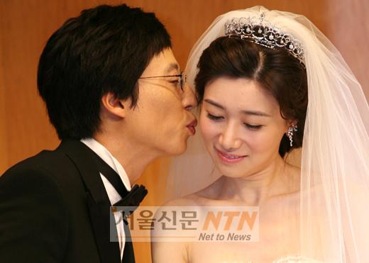 [NOW포토] 유재석ㆍ나경은 ‘행복한 입맞춤’