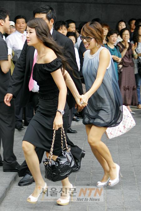 [NOW포토] 김미연ㆍ채연 “늦었어요”