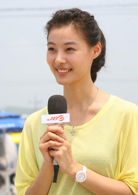 [NOW포토] 윤소이 “방송국 아나운서 같나요?”