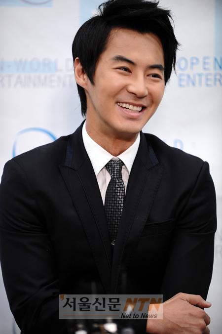 [NOW포토] 전진 “웃지만 떨려요”