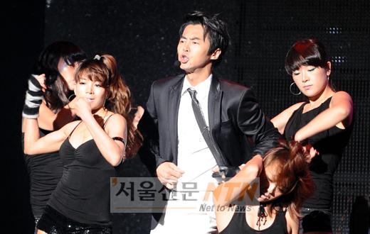 [NOW포토] 전진, 댄서들과 함께 화려한 춤