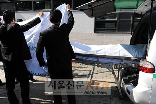 [NOW포토] 故안재환의 시신, 부검을 위해 후송