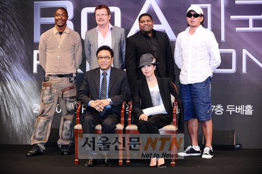 [NOW포토] 보아, 미국 진출을 도와준 사람들과 한컷