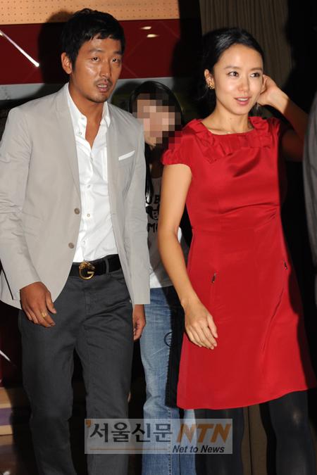 [NOW포토] 무대인사 나오는 전도연ㆍ하정우