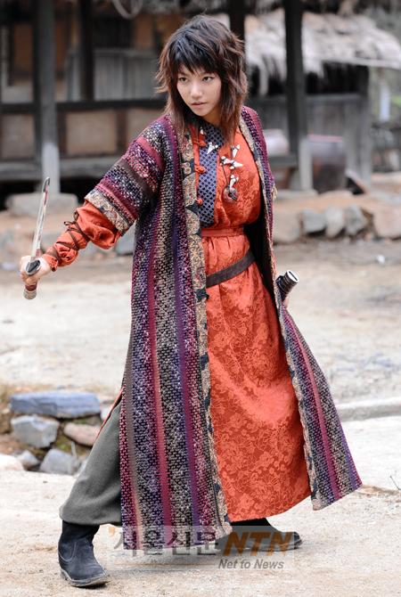 [NOW포토] 칼 솜씨가 예사롭지 않은 이채영