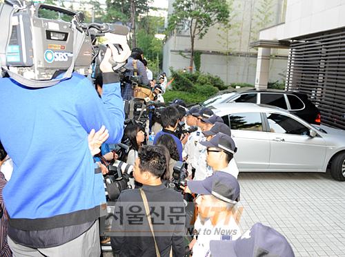 최진실 자택, 경찰 철통 경계 속 조사 중