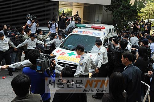[NOW포토] 최진실 사체, 자택 떠나 병원으로