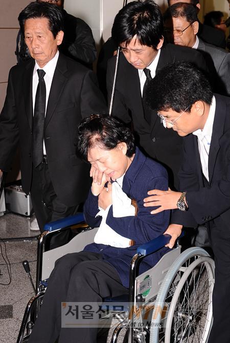 “진실아~”…유가족 울음 속에 故최진실 입관식