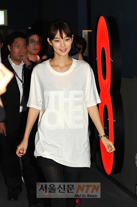 [NOW포토] 극장 빠져나가는 신민아