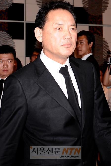 유인촌 장관, 故최진실 빈소 찾아 조문