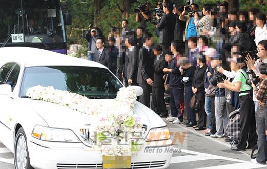 [NOW포토]병원을 빠져나가는 故 최진실의 운구 차량