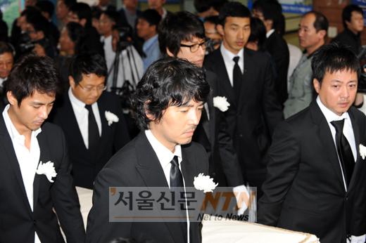 [NOW포토] 故최진실 화장 위해 들어서는 운구 행렬