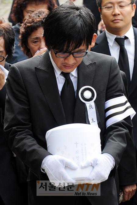 故최진실, 한 줌의 재로 국민가슴에 잠들다