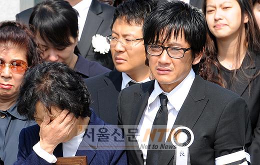 [NOW포토] 가족 떠나보내는 최진영과 모친