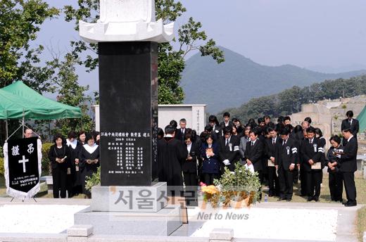[NOW포토] 故최진실 마지막 길 지켜보는 사람들