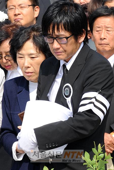 [NOW포토] 최진영, 누나를 품에 안고…