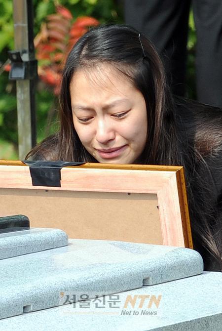 [NOW포토] 눈물로 故최진실 배웅하는 신애