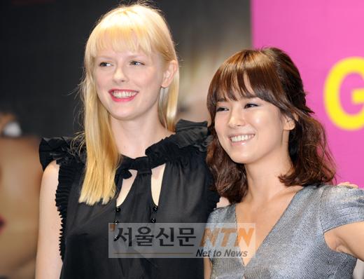 [NOW포토] 송혜교ㆍ애쉬나 커리 “잘 어울려요?”