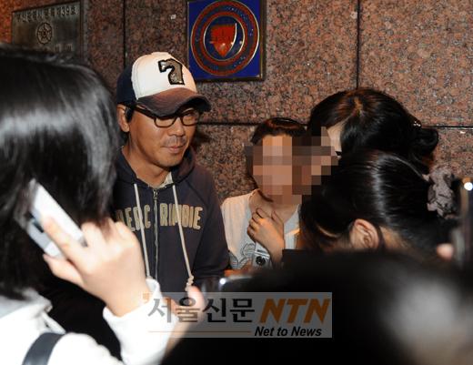 [NOW포토] 김지운 감독 “밤새 사인해도 행복해요”