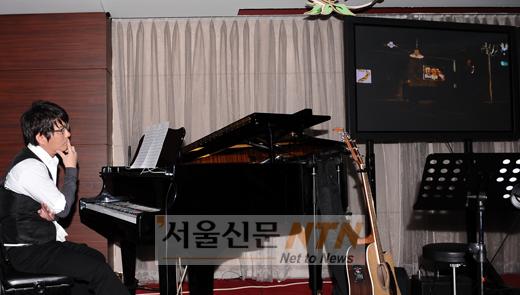 [NOW포토] 뮤직비디오를 감상하는 신승훈