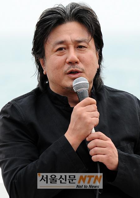 ‘3년 만에 복귀’ 최민식 “연기에 굶주려 있었다”