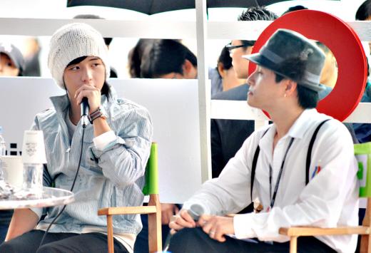 [NOW포토]감독과 대화 나누는 배우 김혜성