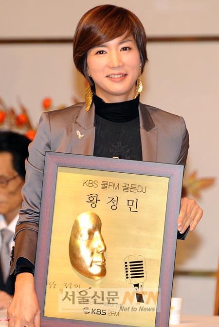 [NOW포토] 황정민 “골든 페이스상 받았어요”