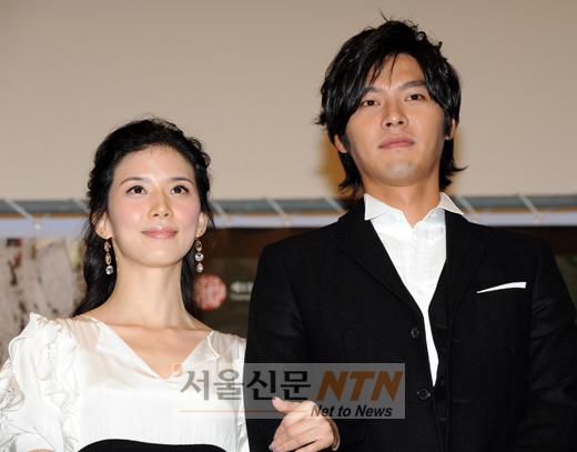 [NOW포토] ‘나는 행복합니다’ 주인공 현빈ㆍ이보영