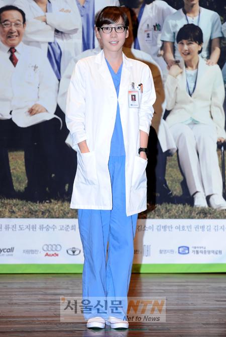 [NOW포토] 김정은 “의사로 돌아왔어요”