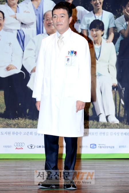 [NOW포토] 이재룡 “14년만에 레지던트에서 교수 됐어요”
