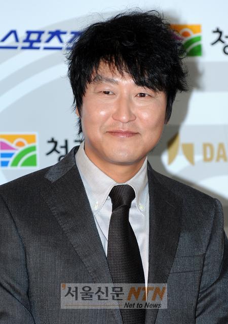 송강호 “꼭 나만 상받는게 같아 미안하다”