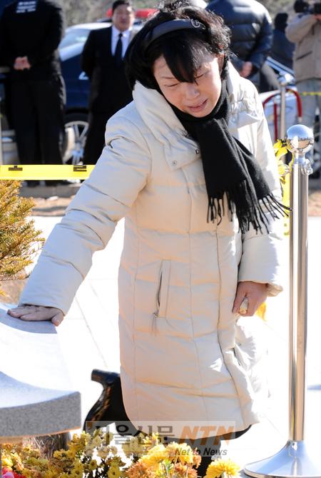 [NOW포토]故 최진실 납골묘 어루만지는 어머니