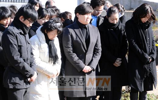 [NOW포토] ‘故 최진실 49재’ 동료 연예인 참석 ‘눈물바다’