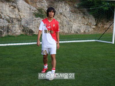 박주영, 시즌 2호 도움…자책골 유도로 3-0승리