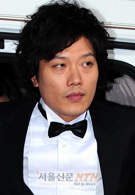 ‘남우조연상’ 박희순 “평생 없던 상복 터진 것 같다”
