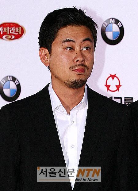 ‘추격자’ 나홍진, ‘신인감독상·각본상·감독상’ 3관왕