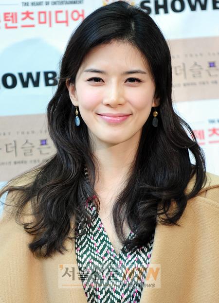 [NOW포토] 이보영 “베이지색 롱코트로 멋냈어요”