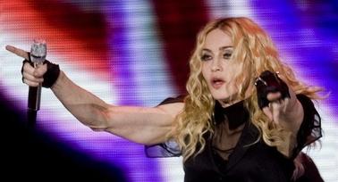 미끄러지고 야유받고…마돈나의 브라질 공연