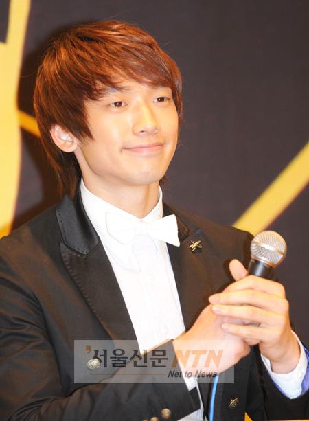 [NOW포토] 비 ‘막내 디자이너로 활약합니다’