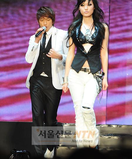 [NOW포토] 비, 패션모델과 함께 화끈한 무대