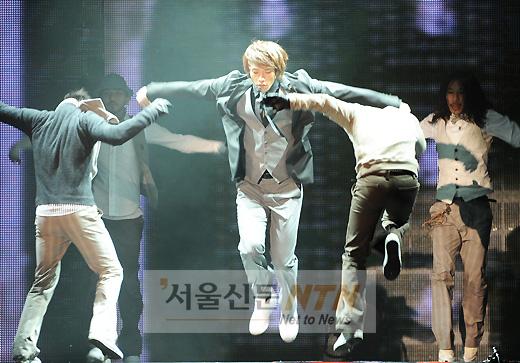 [NOW포토] 비 ‘하늘로 비상하듯 화려한 댄스’