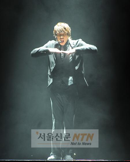 [NOW포토] 비 ‘어둠 속에서 열창’