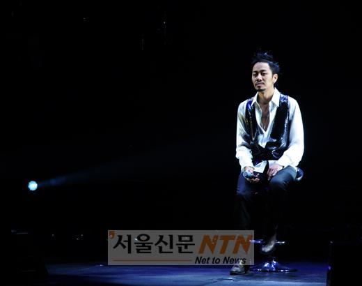 [NOW포토] 정엽, ‘겨울 밤 분위기’ 살려서…