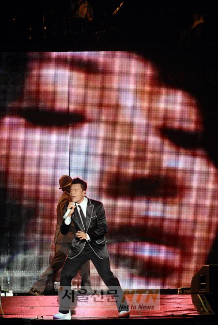 [NOW포토]박진영, ‘뮤비 주인공 김혜수와 함께’